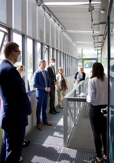 Beim Besuch des Staatssekretärs Dr. Dirk Günnewig war eine Besichtigungsstation der Erinnerungsort Alter Schlachthof.